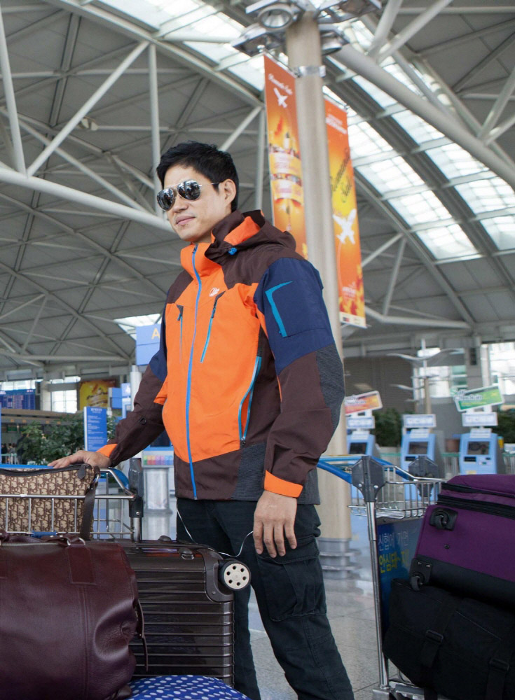 ‘국민남편’유준상, 훈훈한 공항 파파라치 포착! 女心 ‘들썩_2.jpg