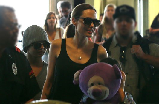 angelina-jolie-emmne-ses-fils-pax-et-maddox-hawaii-sur-le.jpg