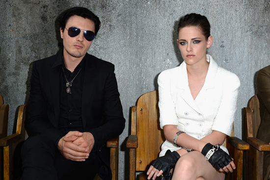 Kristen_Stewart_Chanel_Front_Row_Paris_Fashion_RcTdh4EhzSLx.jpg