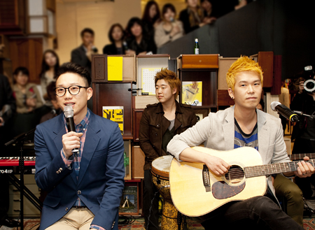 10cm, 청담동 한복판 게릴라 콘서트.jpg