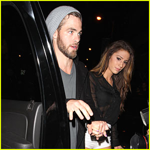 chris-pine-hold-hands-with-mystery-gal-at-bootsy-bellows.jpg