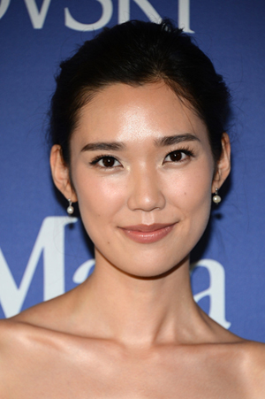 Tao_Okamoto_Arrivals_Lucy_Crystal_Awards_Part_kOA-bzg-hUMx.jpg