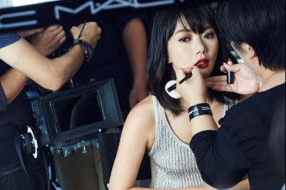 5. 웹무비Red Carpet Dream_촬영을 위해 메이크업을 받고 있는 배두나.jpg
