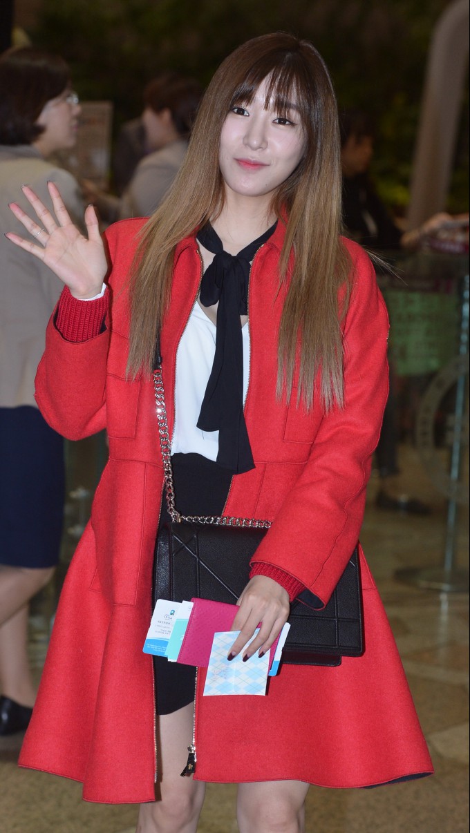 소녀시대 티파니, 공항 패션 포인트는 ‘붉은 코트’ (2).jpg