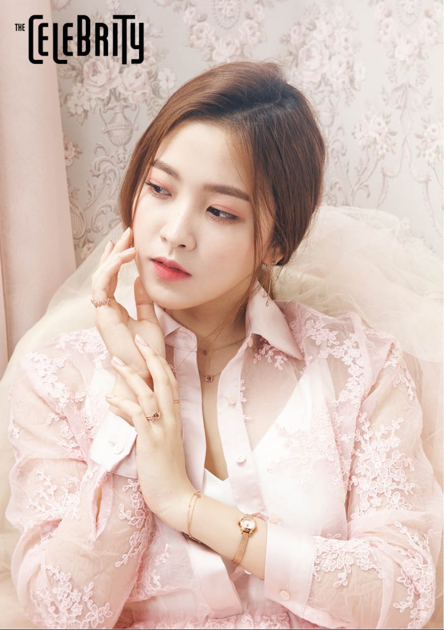 또한 ‘로즈 골드와 장미’의 조합이 너무나 잘 어울렸던 예리는 로즈몽(Rosemont)의 아이콘인 커다란 장미 꽃과 함께 인형 같은 매력을 선사했다.