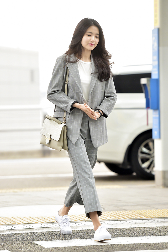 ‘분위기 깡패’ 김태리, 청순함 흩뿌린 ‘공항 런웨이’  (3).jpg