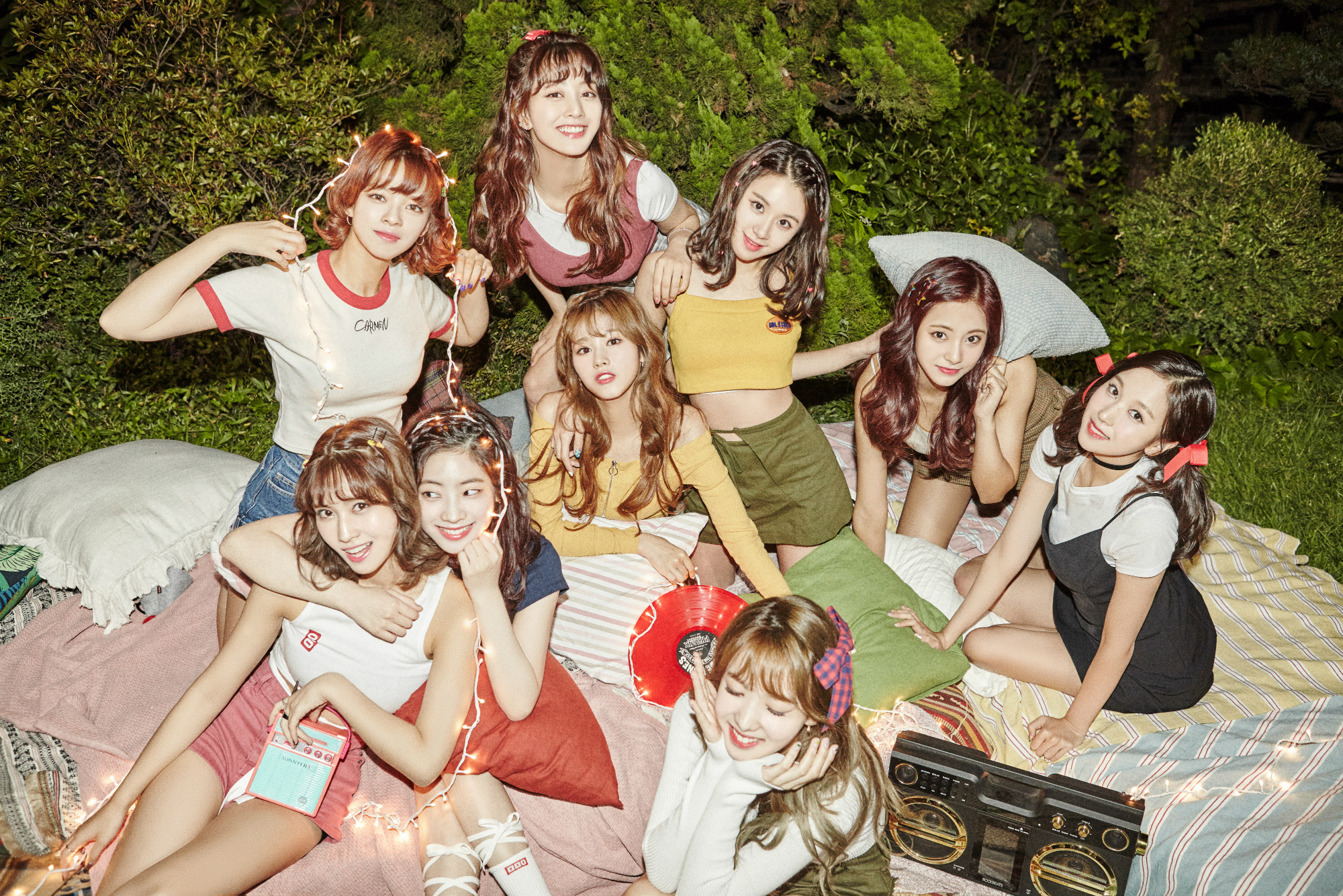 TWICE_LIKEY_단체.jpg