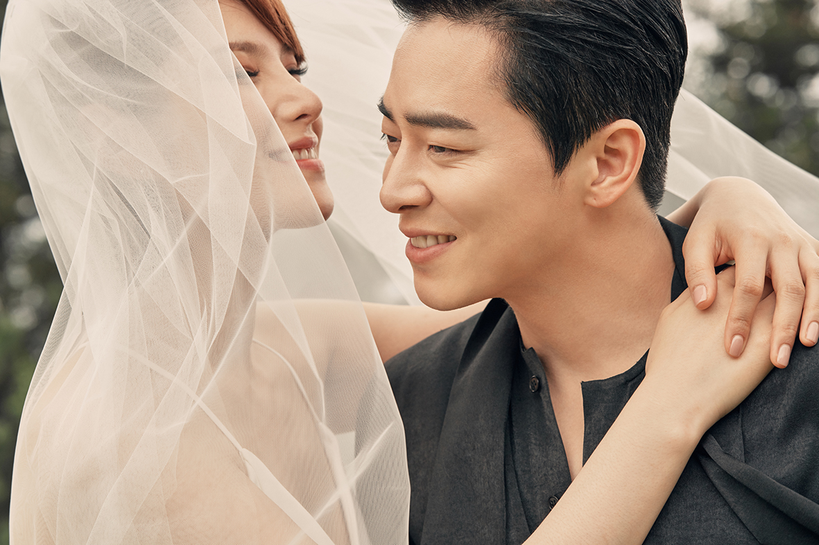 [제공-씨제스엔터테인먼트-JS컴퍼니-조성석거미결혼발표사진1].jpg