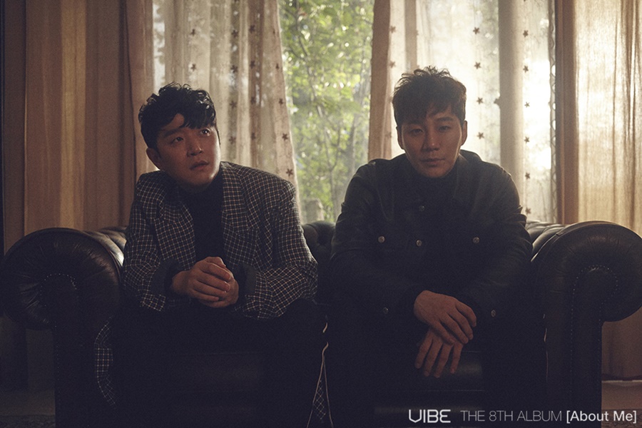(1001) 바이브 정규 8집 _About Me_ 재킷 이미지 #단체.jpg