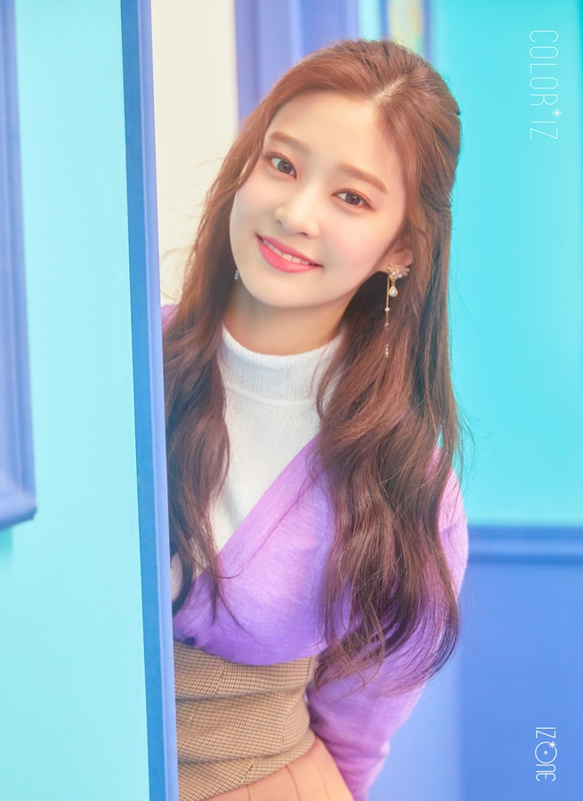 (1015) 아이즈원 데뷔 앨범 _컬러라이즈_ 오피셜 포토 #김민주.jpg