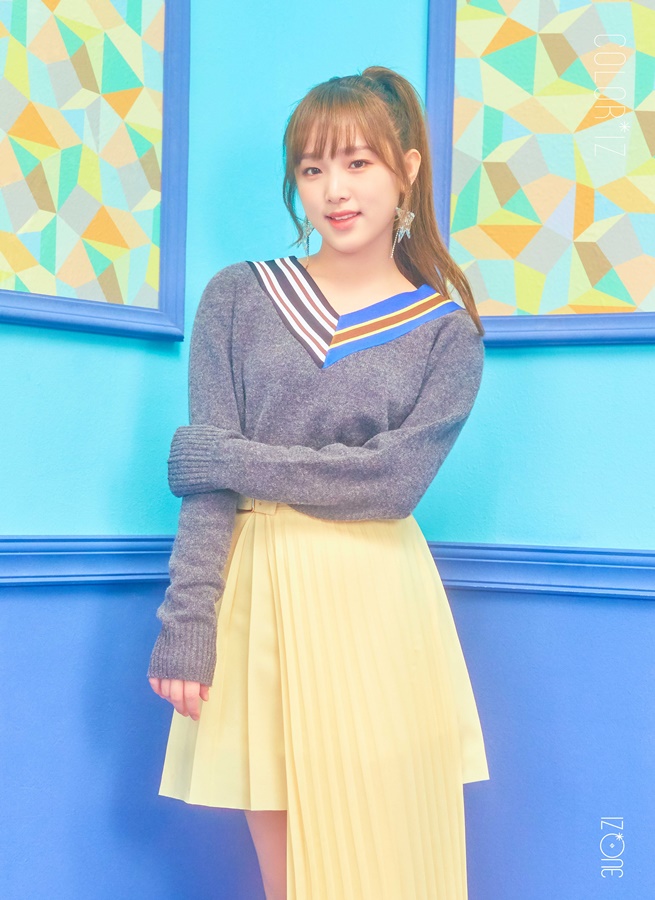 (1015) 아이즈원 데뷔 앨범 _컬러라이즈_ 오피셜 포토 #최예나.jpg