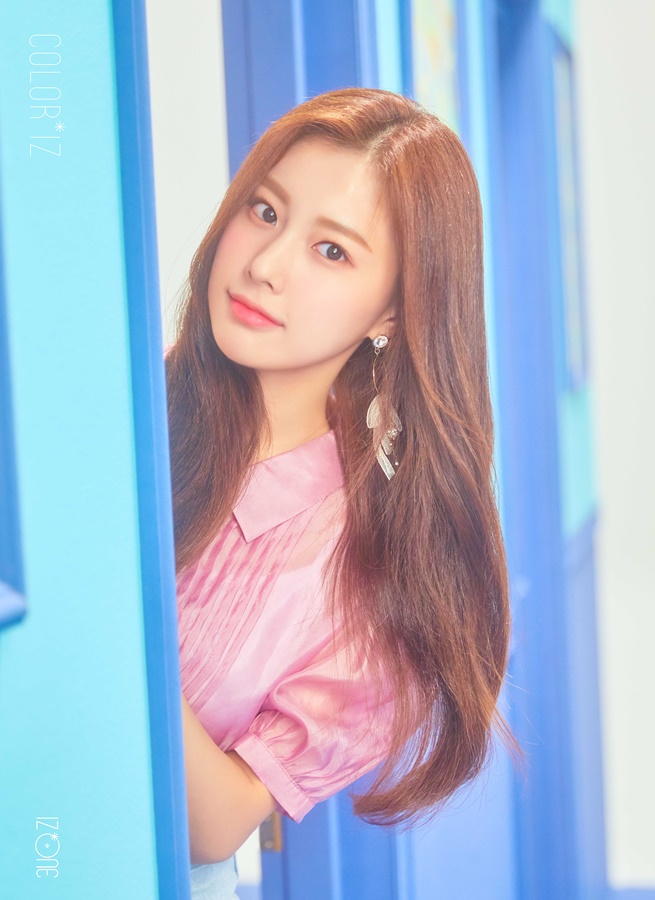 (1015) 아이즈원 데뷔 앨범 _컬러라이즈_ 오피셜 포토 #강혜원.jpg
