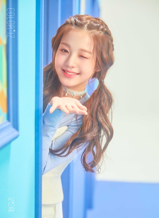 (1015) 아이즈원 데뷔 앨범 _컬러라이즈_ 오피셜 포토 #장원영.jpg