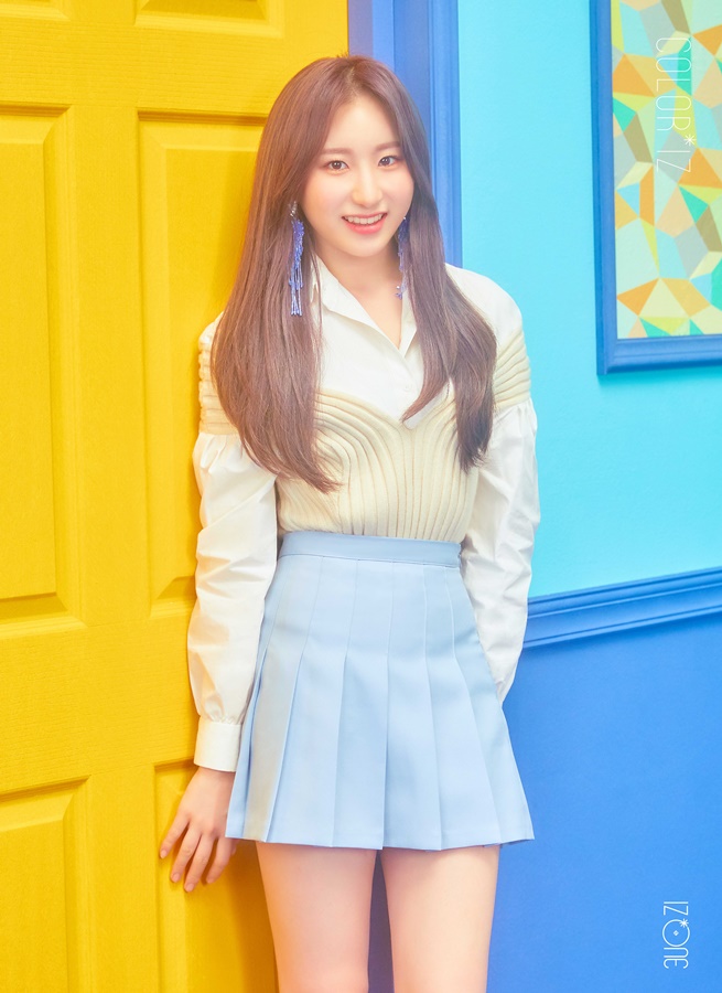 (1015) 아이즈원 데뷔 앨범 _컬러라이즈_ 오피셜 포토 #이채연.jpg