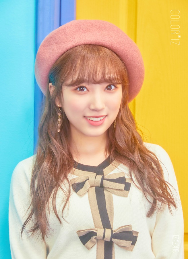 (1015) 아이즈원 데뷔 앨범 _컬러라이즈_ 오피셜 포토 #야부키 나코.jpg