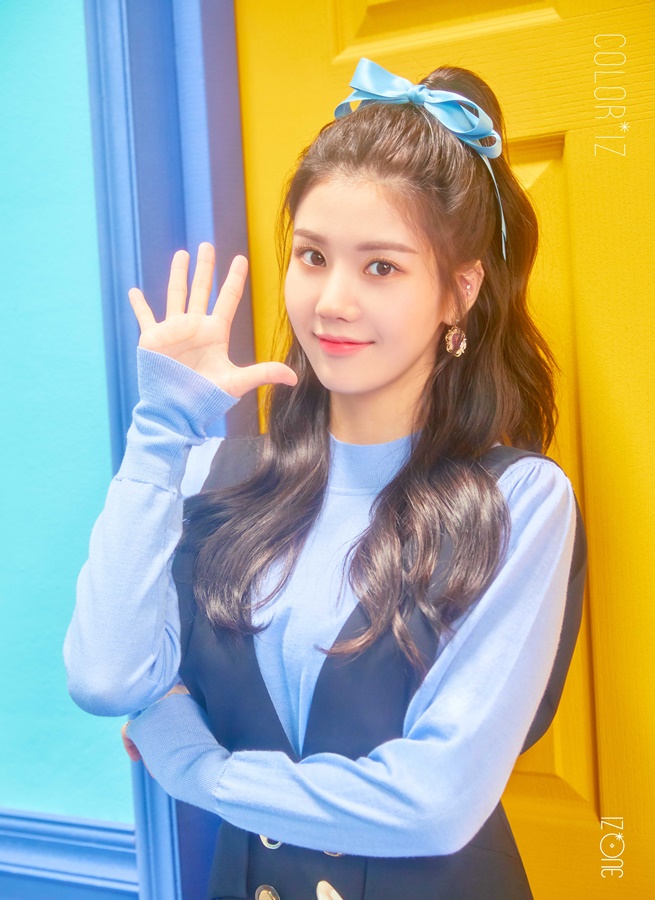 (1015) 아이즈원 데뷔 앨범 _컬러라이즈_ 오피셜 포토 #권은비.jpg