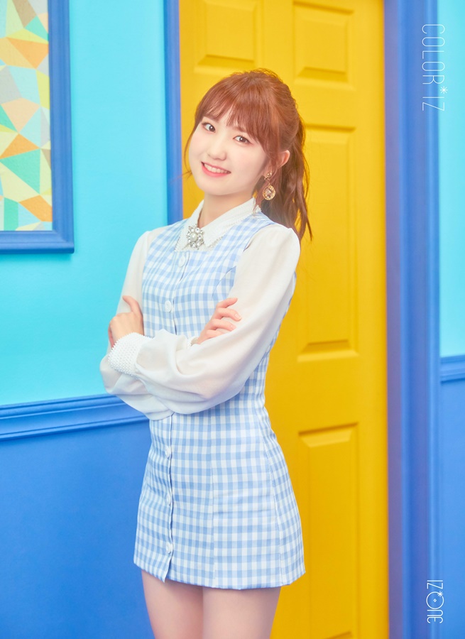 (1015) 아이즈원 데뷔 앨범 _컬러라이즈_ 오피셜 포토 #혼다 히토미.jpg