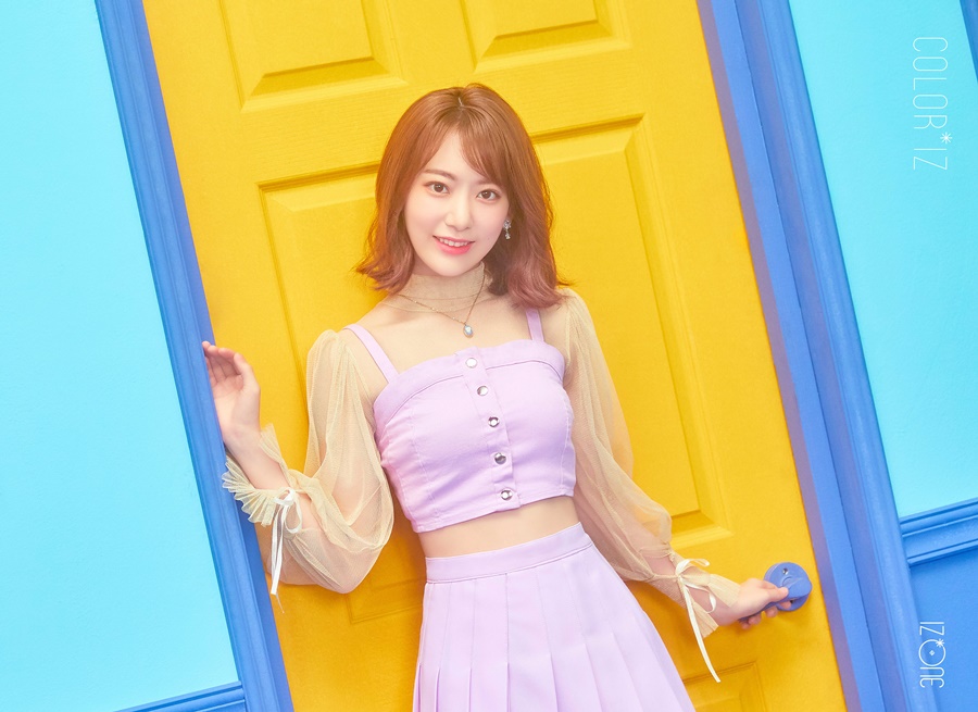 (1015) 아이즈원 데뷔 앨범 _컬러라이즈_ 오피셜 포토 #미야와키 사쿠라.jpg