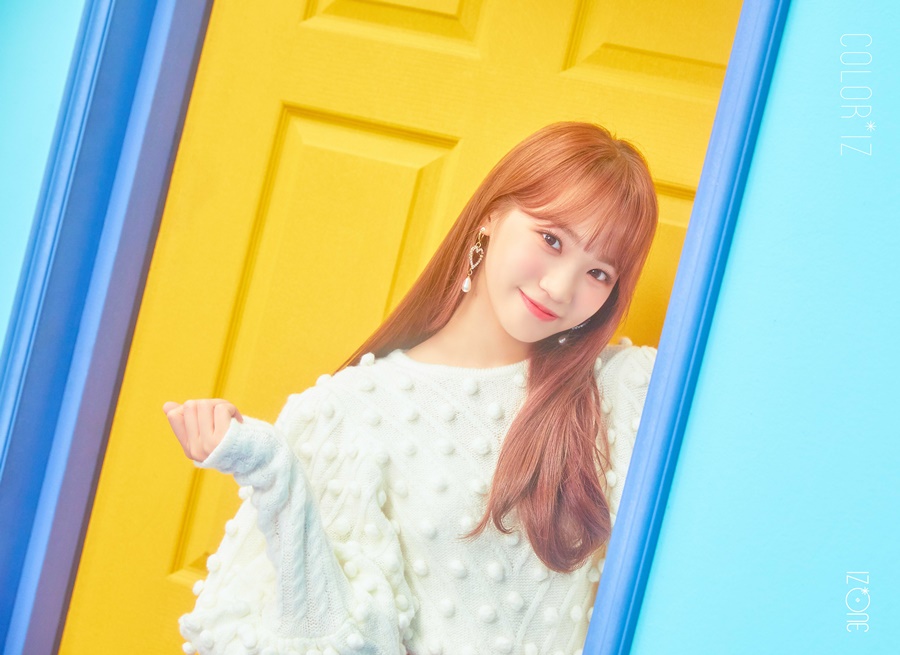 (1015) 아이즈원 데뷔 앨범 _컬러라이즈_ 오피셜 포토 #김채원.jpg