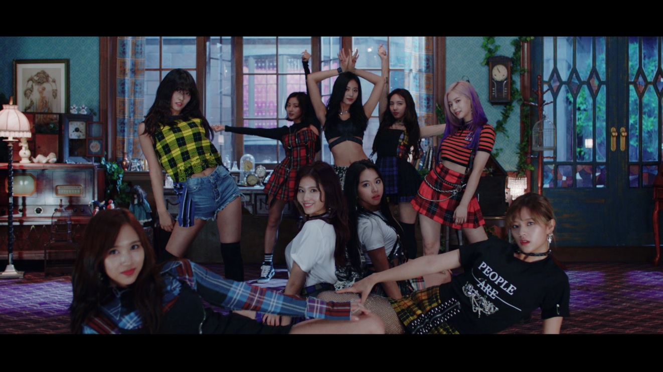 트와이스_예스오어예스_MV_캡처 (1).jpg