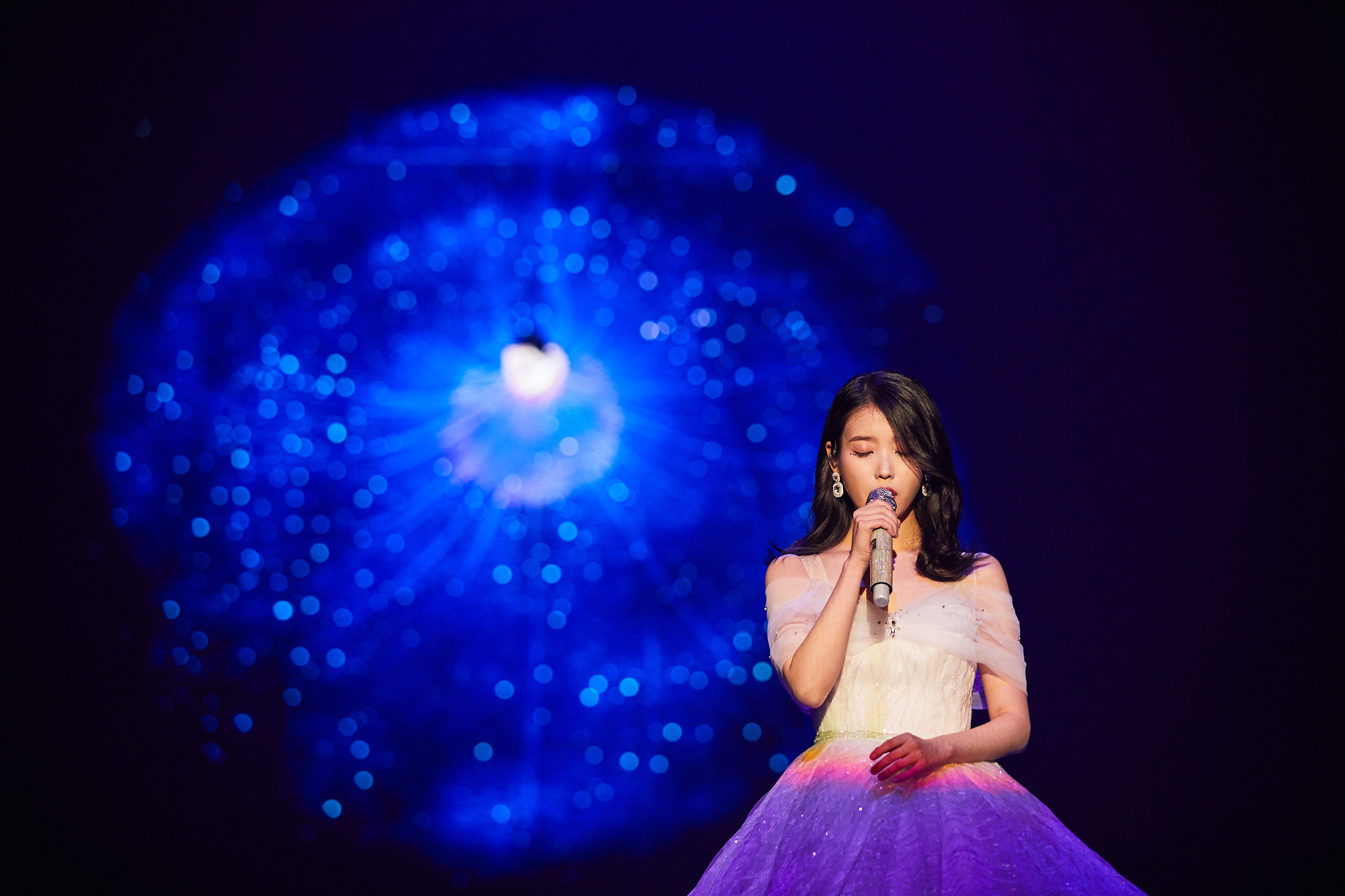아이유_ 2018 10주년 투어 콘서트 이 지금 02.jpg