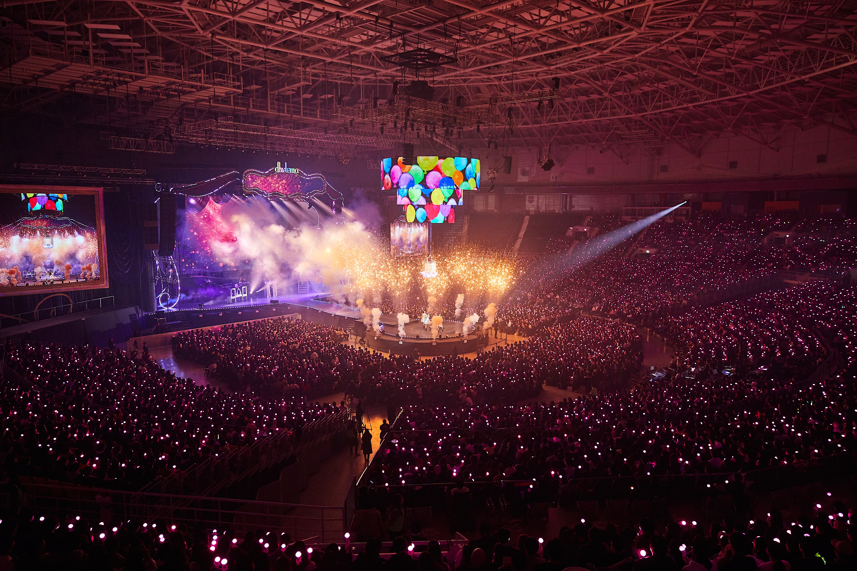 아이유_ 2018 10주년 투어 콘서트 이 지금 01.jpg