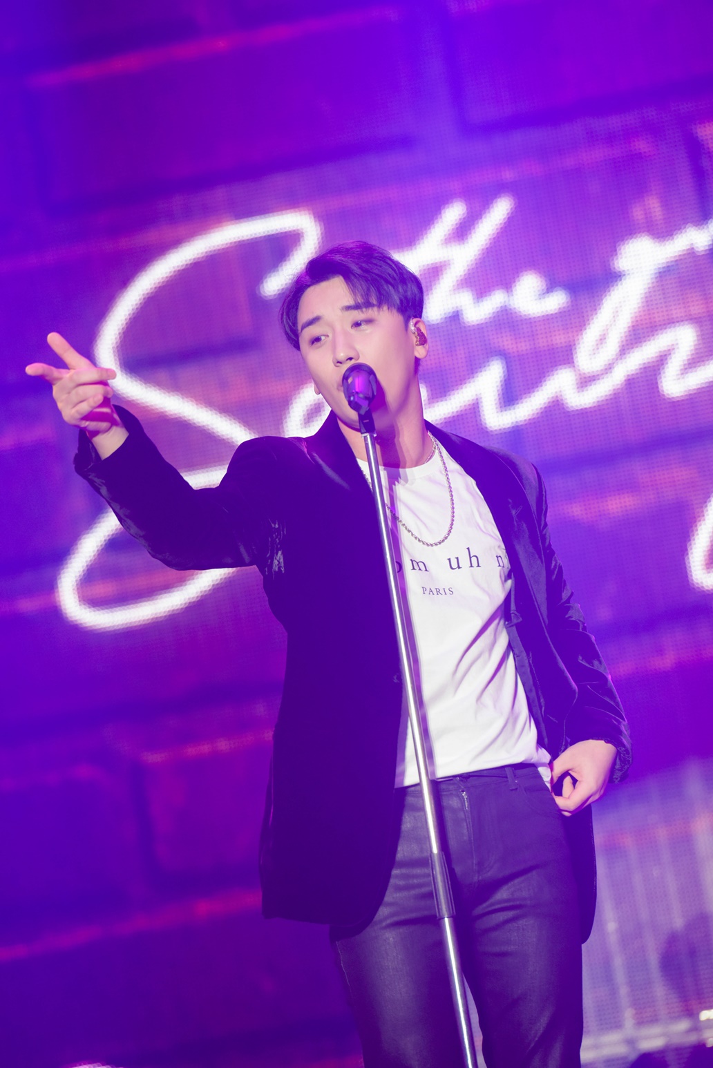 승리 일본 투어4-vert.jpg