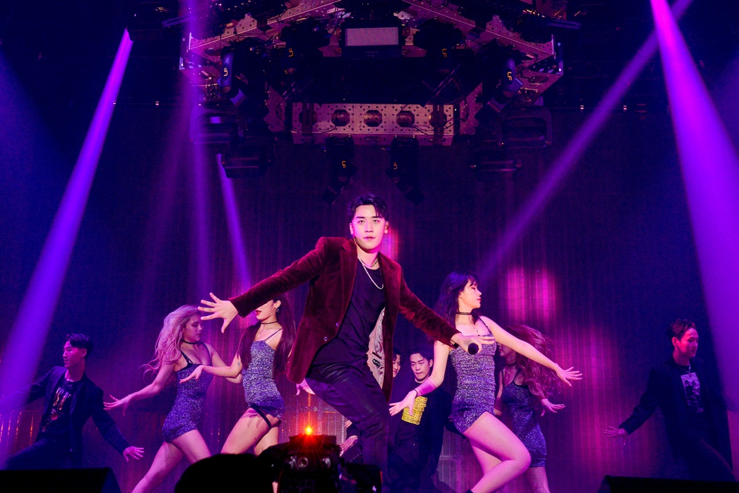 승리 일본 투어5-vert.jpg