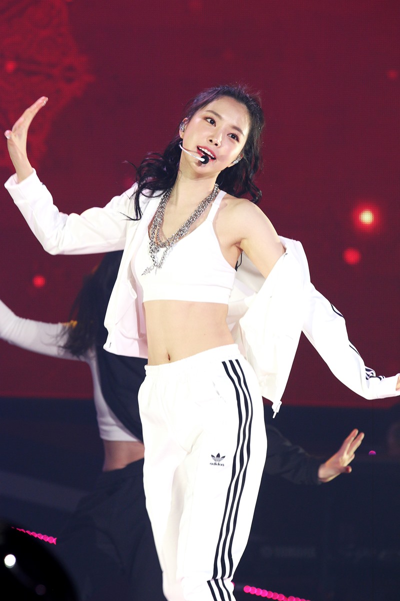 2_4_손나은.jpg