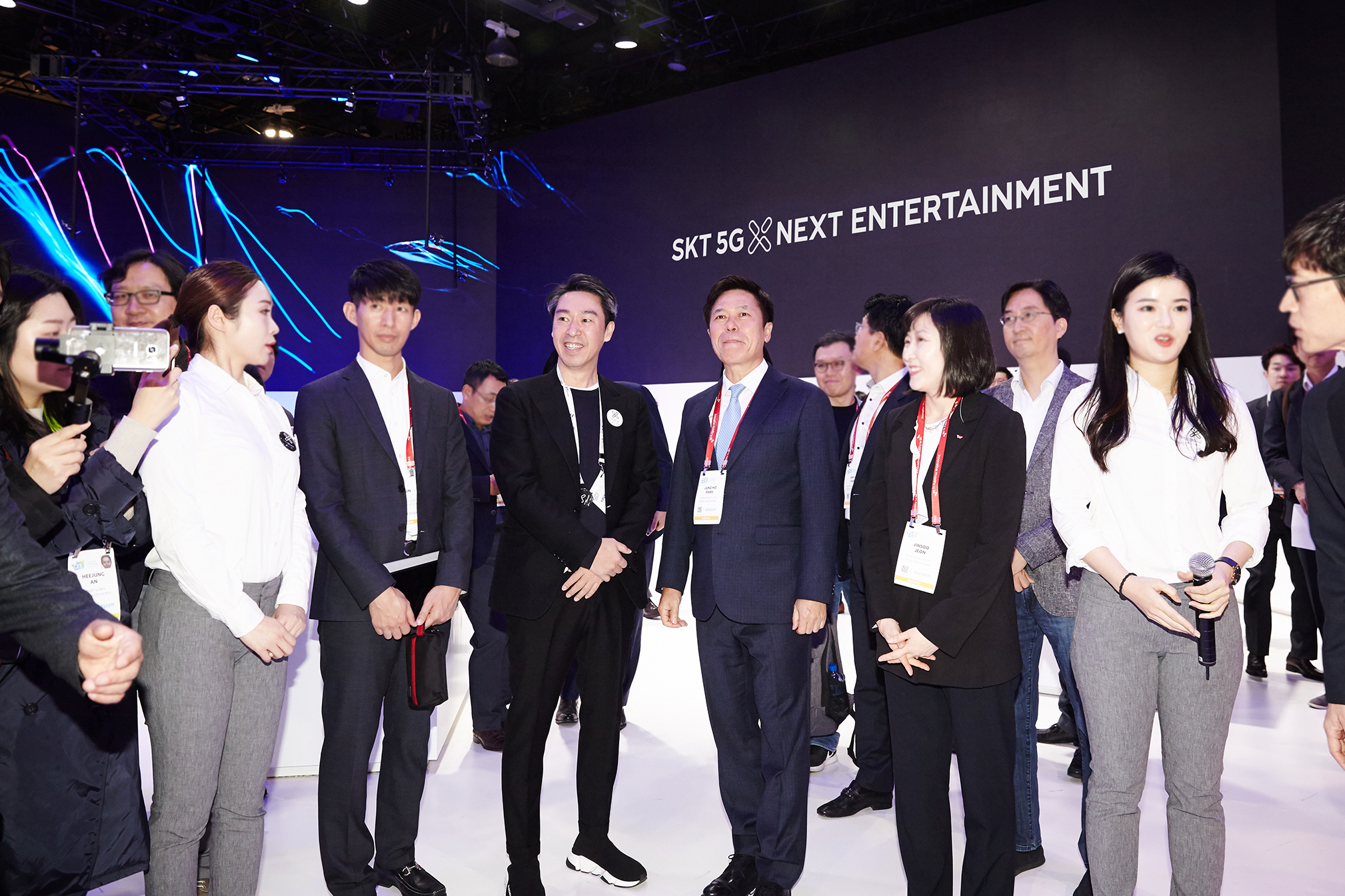 CES 2019, SMxSKT 공동 부스에서 만난 SM 엔터테인먼트 그룹 김영민 총괄 사장, SK텔레콤 박정호 사장.jpg