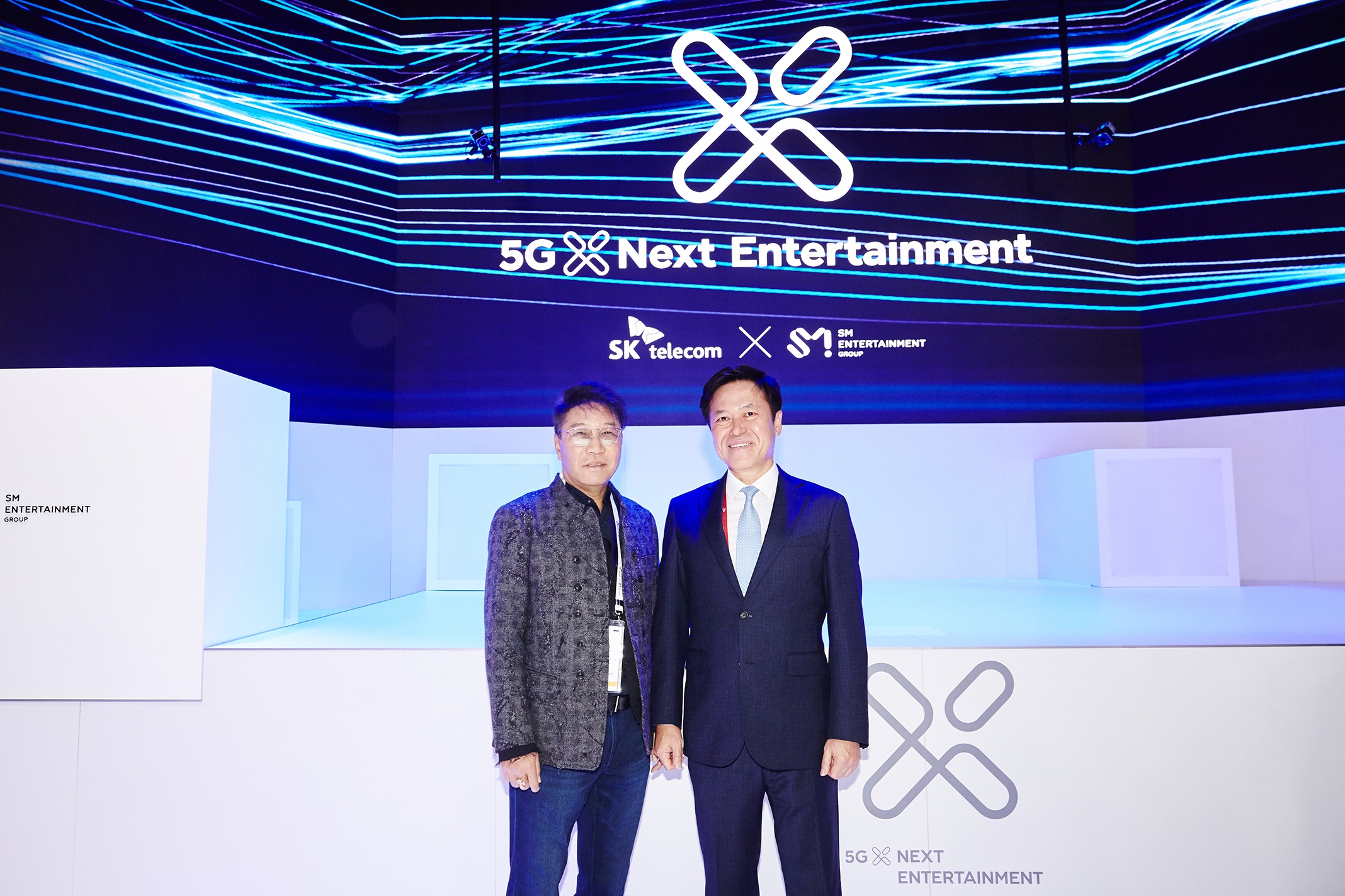 CES 2019, SMxSKT 공동 부스에서 만난 SM 엔터테인먼트 이수만 총괄 프로듀서, SK텔레콤 박정호 사장.jpg