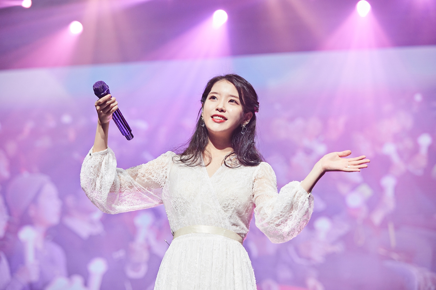 아이유_ 10주년 투어 콘서트 _이 지금_ 커튼콜 in 제주 01.jpg