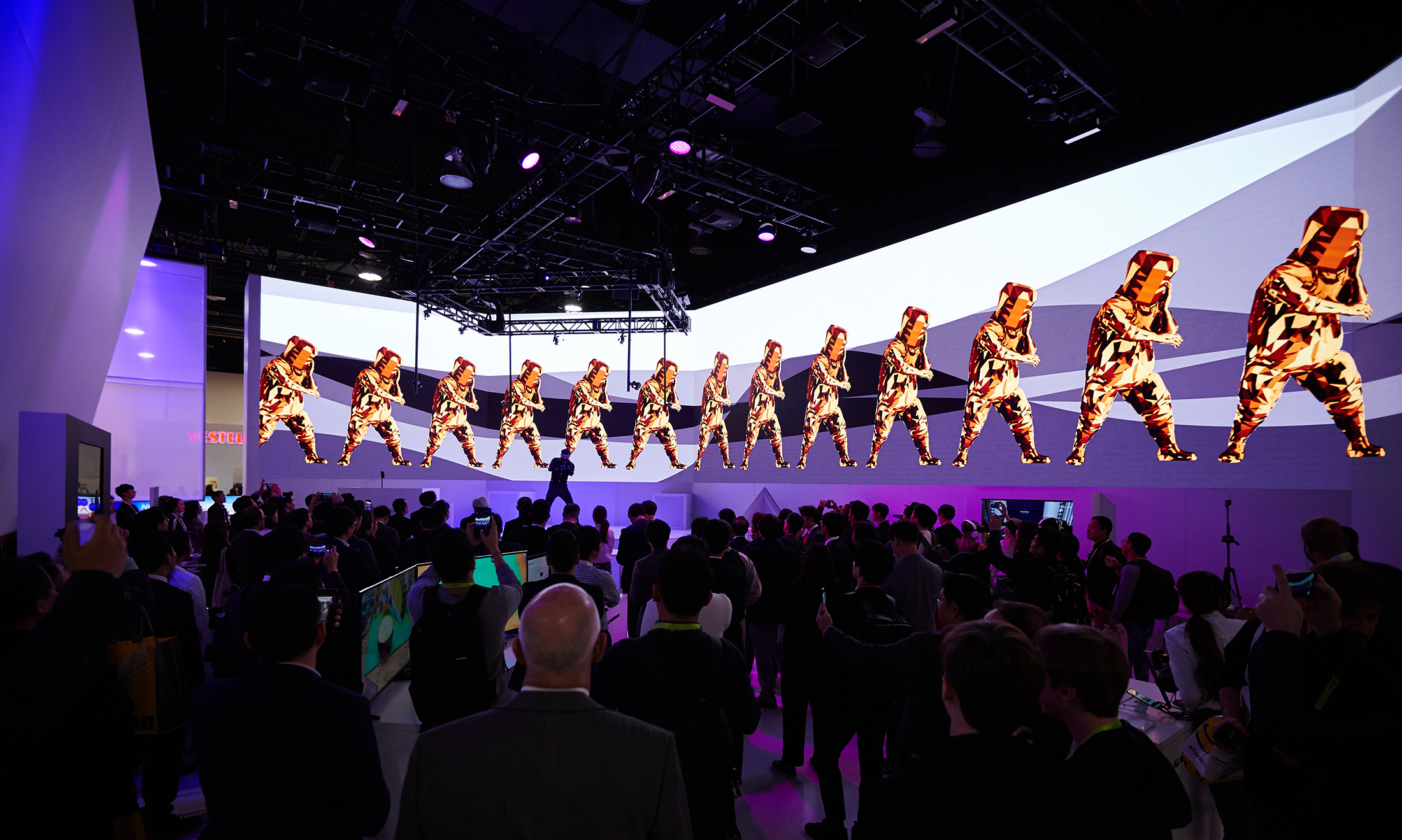 CES 2019, SMxSKT 공동 부스에서  댄싱 VR 시연을 바라보는 관람객들.jpg
