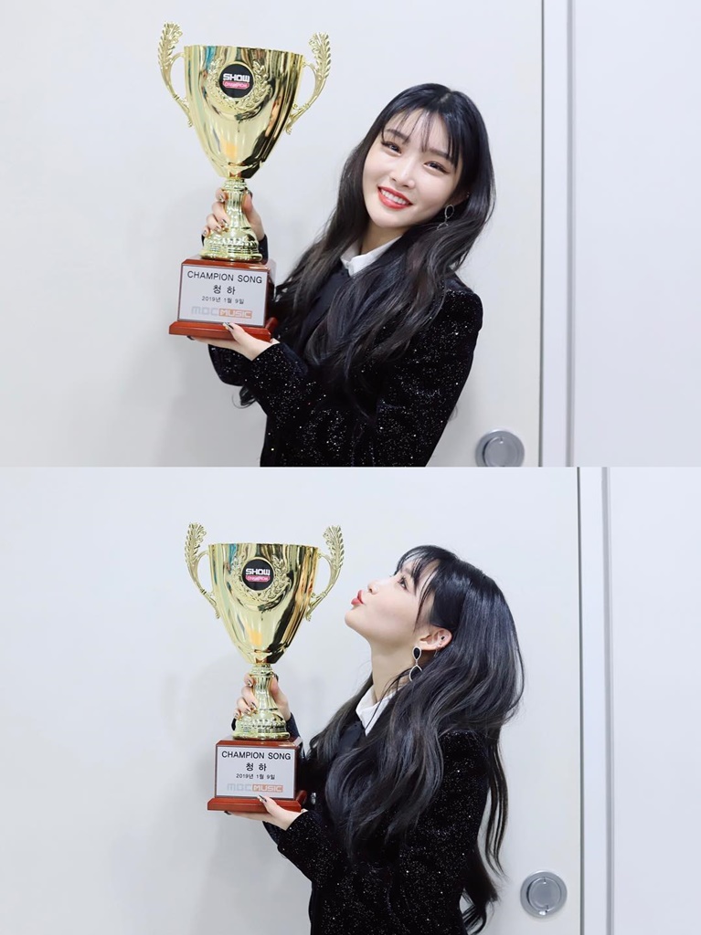 (0110) 청하 _쇼챔피언_ 1위 트로피 인증샷.jpg
