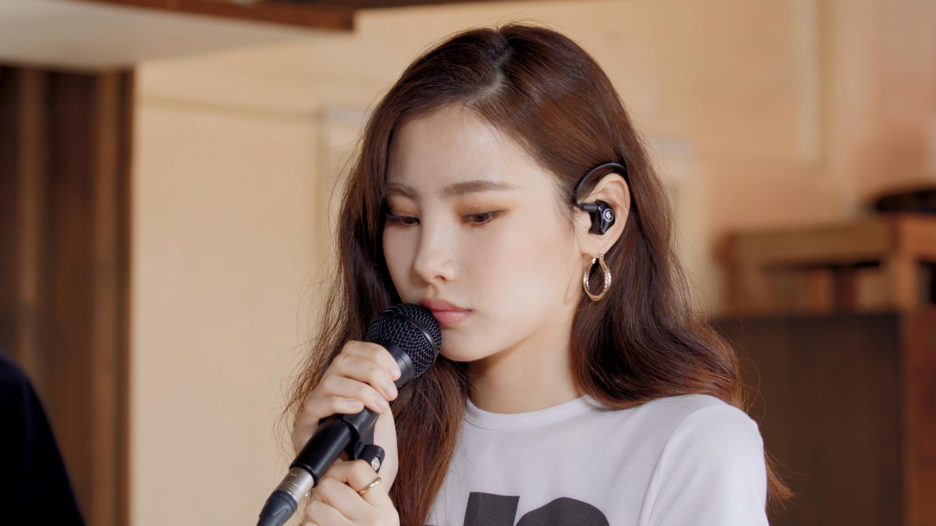 유라(youra)_ 기와(kiwa) 라이브 모습2 (사진-유니버설뮤직 제공).JPEG