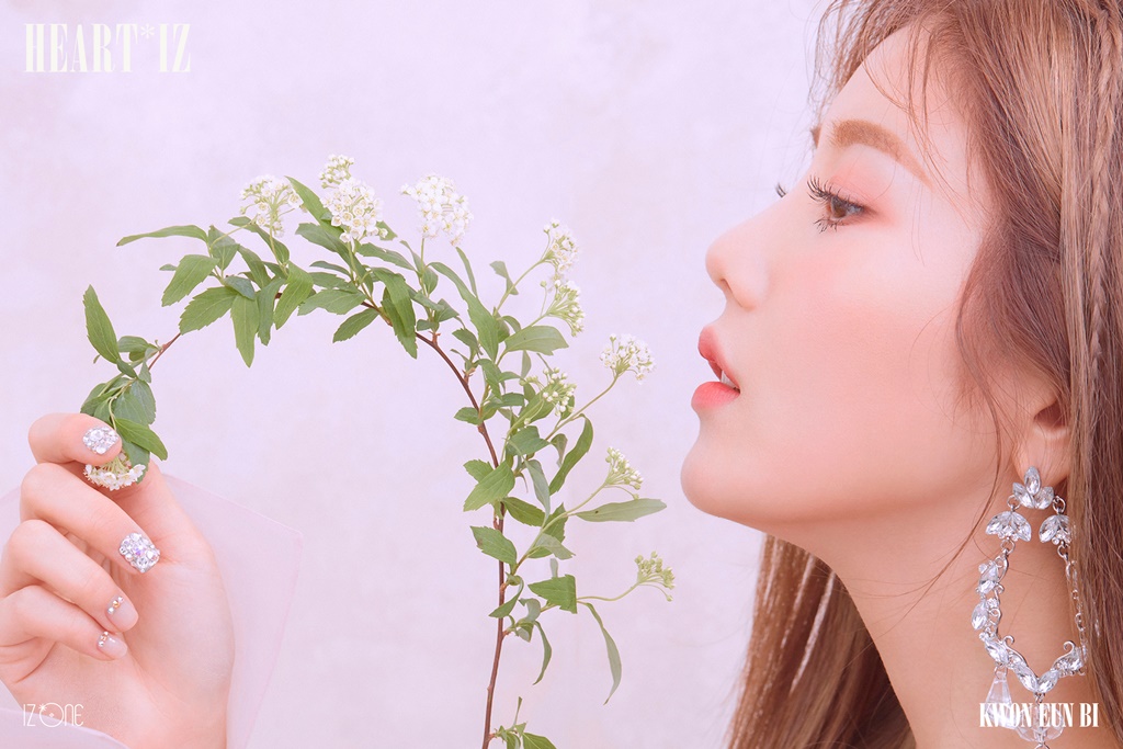 (0320) 아이즈원 미니 2집 _하트아이즈_ 오피셜 포토 #권은비.jpg