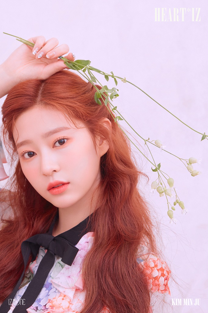 (0320) 아이즈원 미니 2집 _하트아이즈_ 오피셜 포토 #김민주.jpg