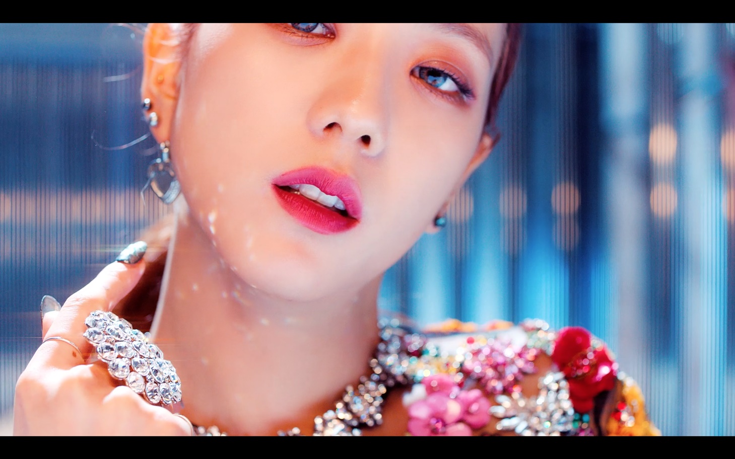 블핑 뮤비7-vert.jpg