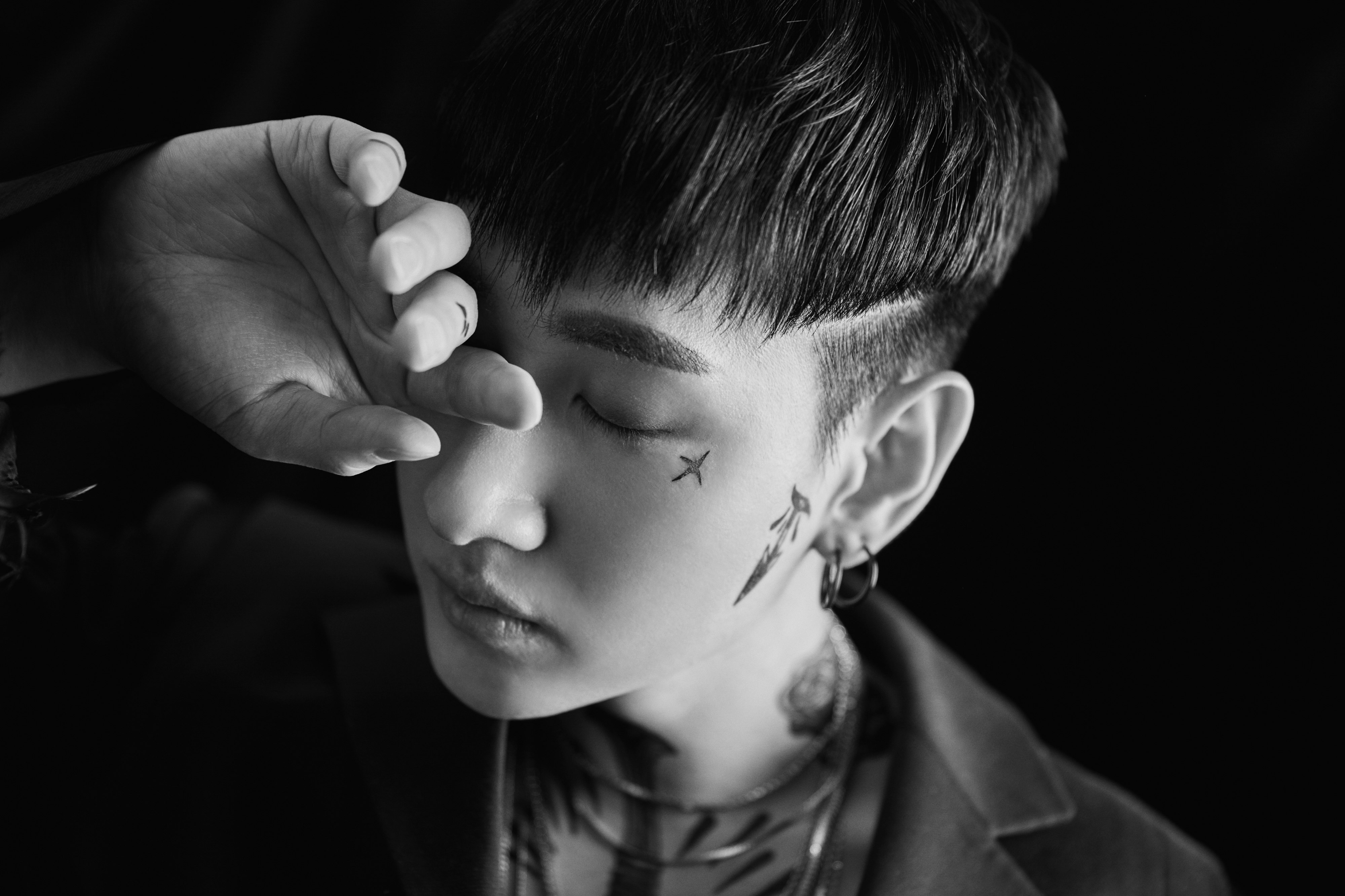 슈퍼주니어-D&E 세 번째 미니앨범 은혁 티저 이미지 BLACK ver. (2).jpg