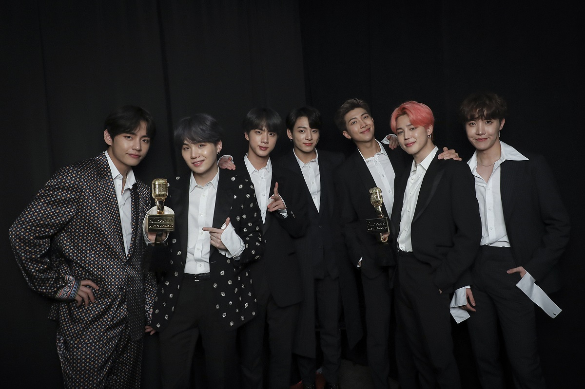 방탄소년단_2019 빌보드 뮤직 어워드_트로피 사진_사진 제공 빅히트 엔터테인먼트.jpg