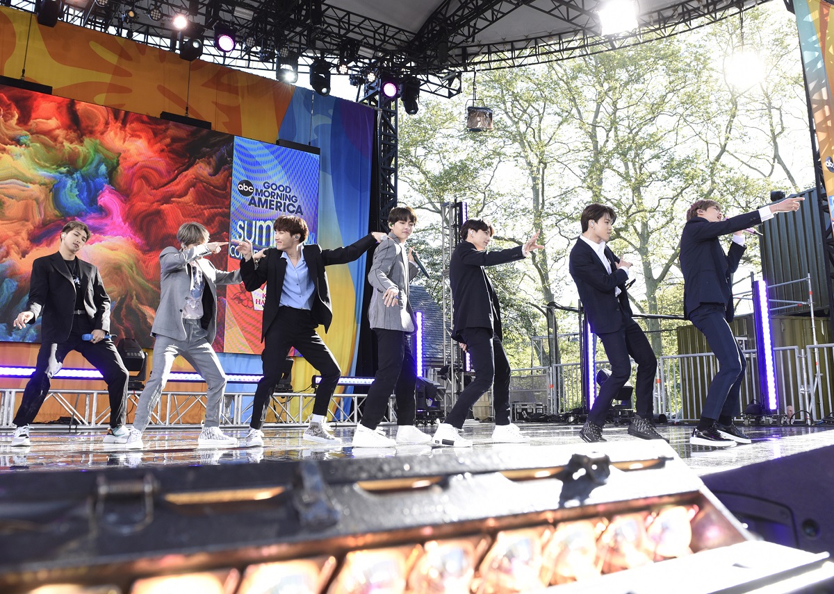 방탄소년단_굿모닝 아메리카 서머콘서트(2).jpg