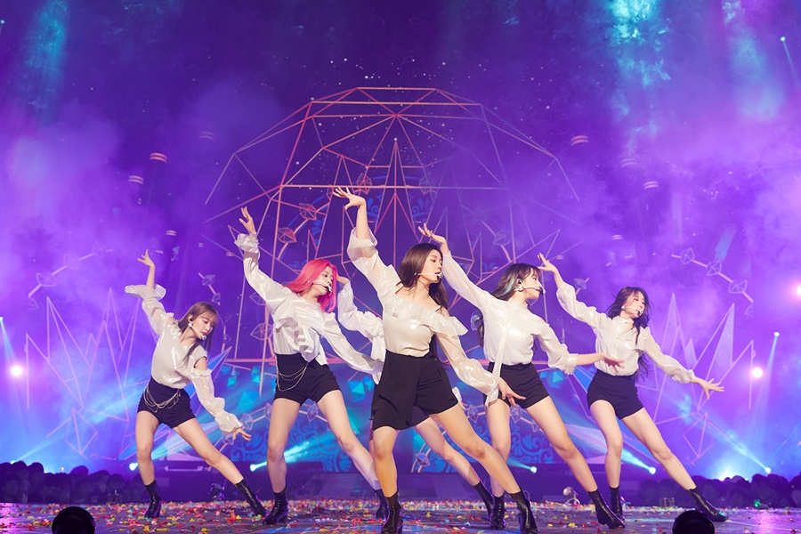 (0610) 아이즈원 콘서트 스틸컷2.jpg