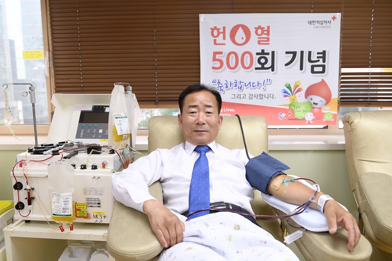 다회 헌혈자 이승기님 사진.jpg