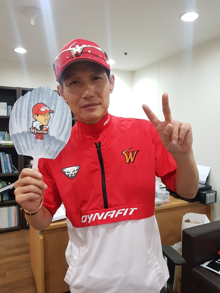 SK, 염경엽 감독의 캐릭터를 활용한 ‘염갈량 부채’ 출시 2.jpg