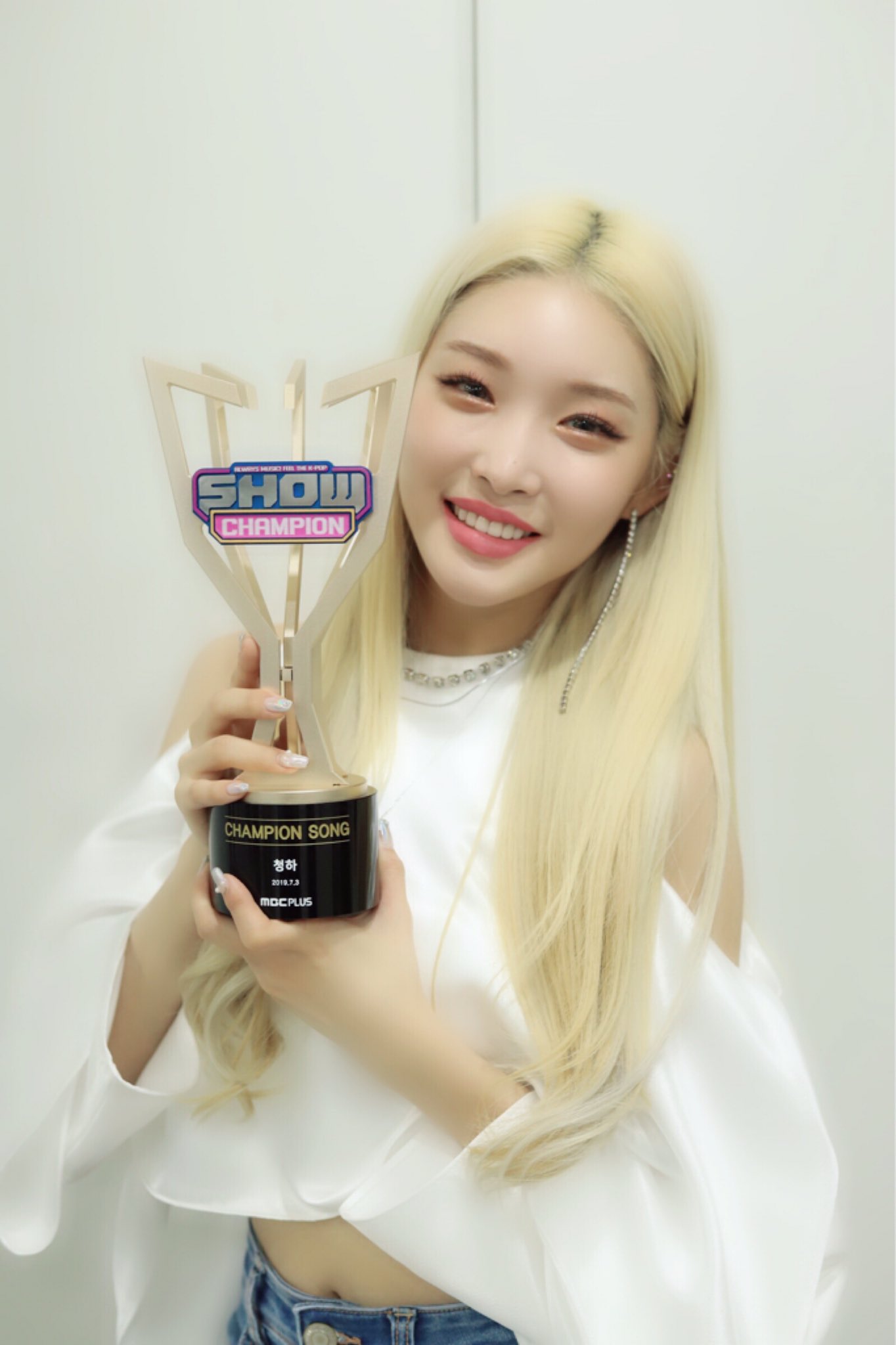 (0704) 청하 _쇼 챔피언_ 1위 트로피 인증샷.jpg