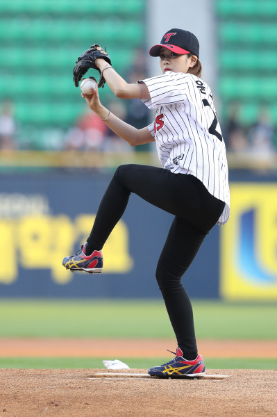 [사진] 20180510_윤보미_시구1.jpg