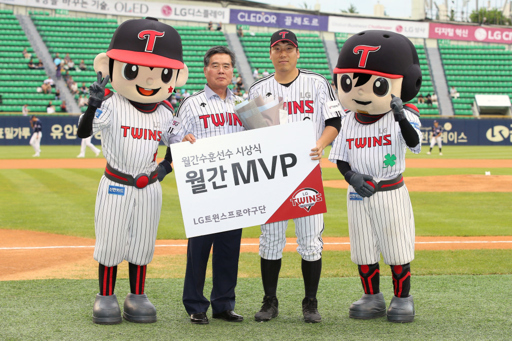 6월 수훈선수 시상식_김현수.jpg