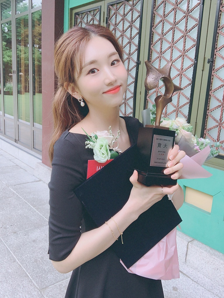 (0725) 케이시 _2019 올해의 브랜드 대상_ 여성 보컬 부문 트로피 인증샷1.jpg