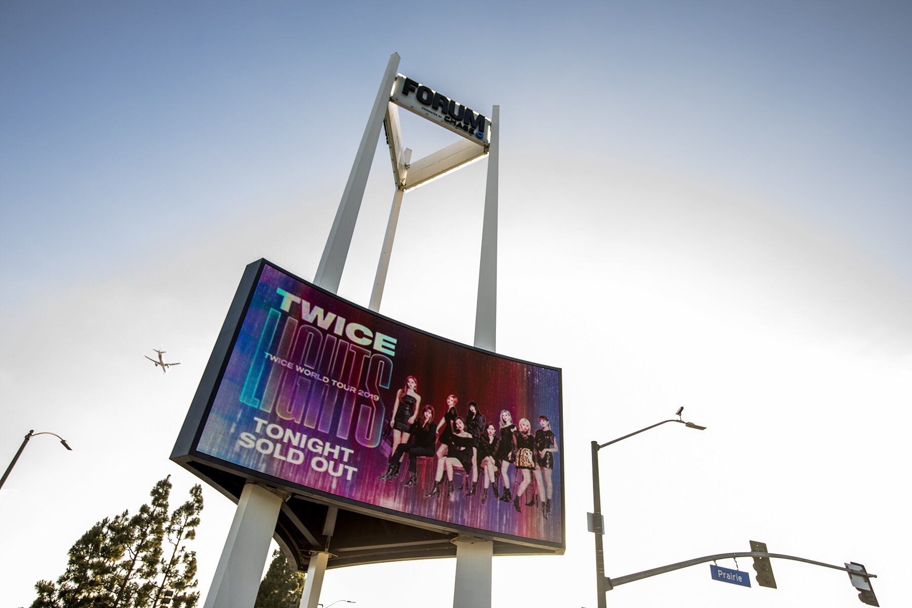 트와이스 LA 공연 매진 전광판 (사진 출처_The Forum).jpg