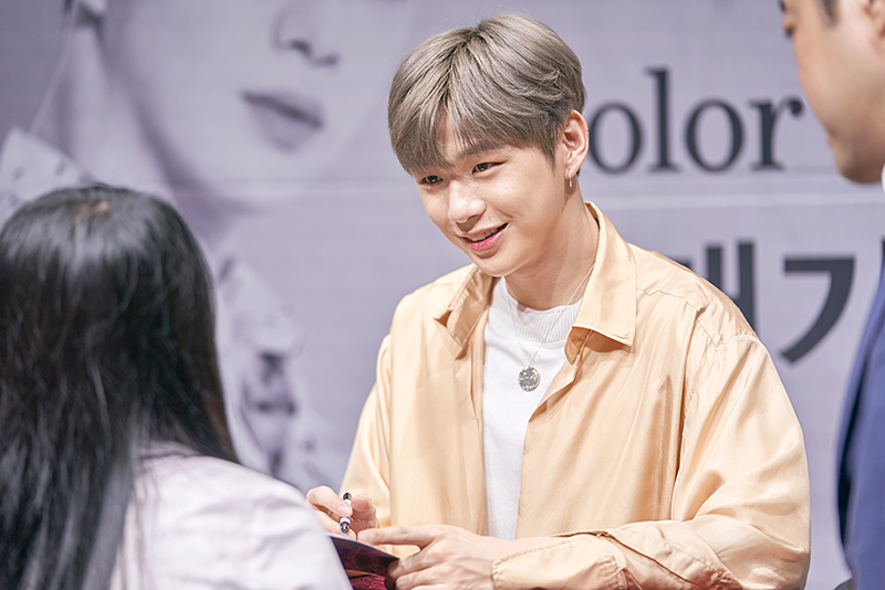 [커넥트] 강다니엘_팬사인회 현장_02.jpg